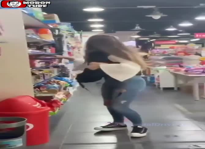 Video :A gang of teenage girls loot a store and harass the owner